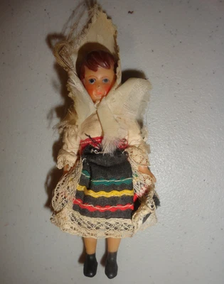 Casa de muñecas de goma vintage muñeca vestida étnica/cultura de 4 1/2" de alto Foto 1 de 4
