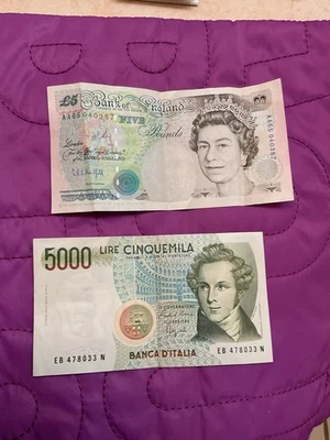 BANCO DE ENG. Billete de 5 libras de la reina Isabel/5.000 liras italianas con Bellini Foto 1 de 2