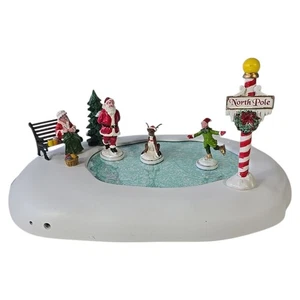 🚨LEMAX Pista de Patinaje sobre Hielo Pueblo de Navidad Escena Polo Norte Santa Elfo Reno - Imagen 1 de 10