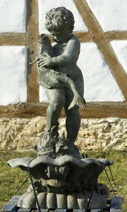 Gartenfigur , Brunnenfigur Bronzefigur Junge , Putto mit Fisch - Bild 1 von 4