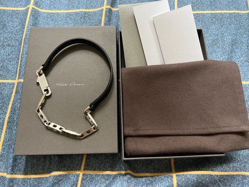 Girocollo a catena Rick Owens in pelle e metallo argentato molto cool