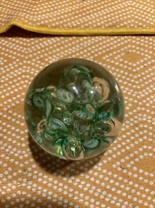 Kunstglas Klarglas Rund Briefbeschwerer Grün Floral mit Blasen - Bild 1 von 5