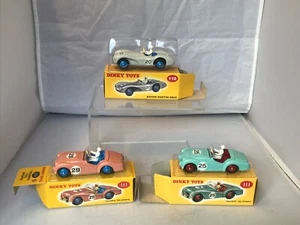 ATLAS DINKY UN GRUPO DE 3 110 ASTON MARTIN Y 111 TRIUMPH TR2 (2). BONITO JUEGO NUEVO EN CAJA - Imagen 1 de 9