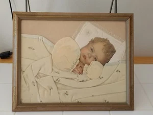 Vintage Scrapbooking KUNST GERAHMTES BABY BILD ECHTES KLEID Pease Handwerk viktorianisch wie - Bild 1 von 8