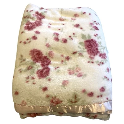 Cobertor de pelúcia Simply Shabby Chic Target Queen floral acabamento acetinado 94” x 86” - Imagem 1 de 4