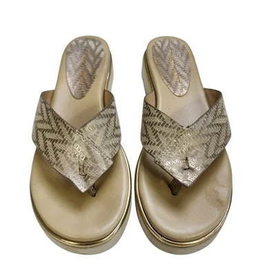 Sandália plataforma tanga Donald Pliner feminina Liv2 flip flop tamanho 8,5 couro dourado - Imagem 1 de 4