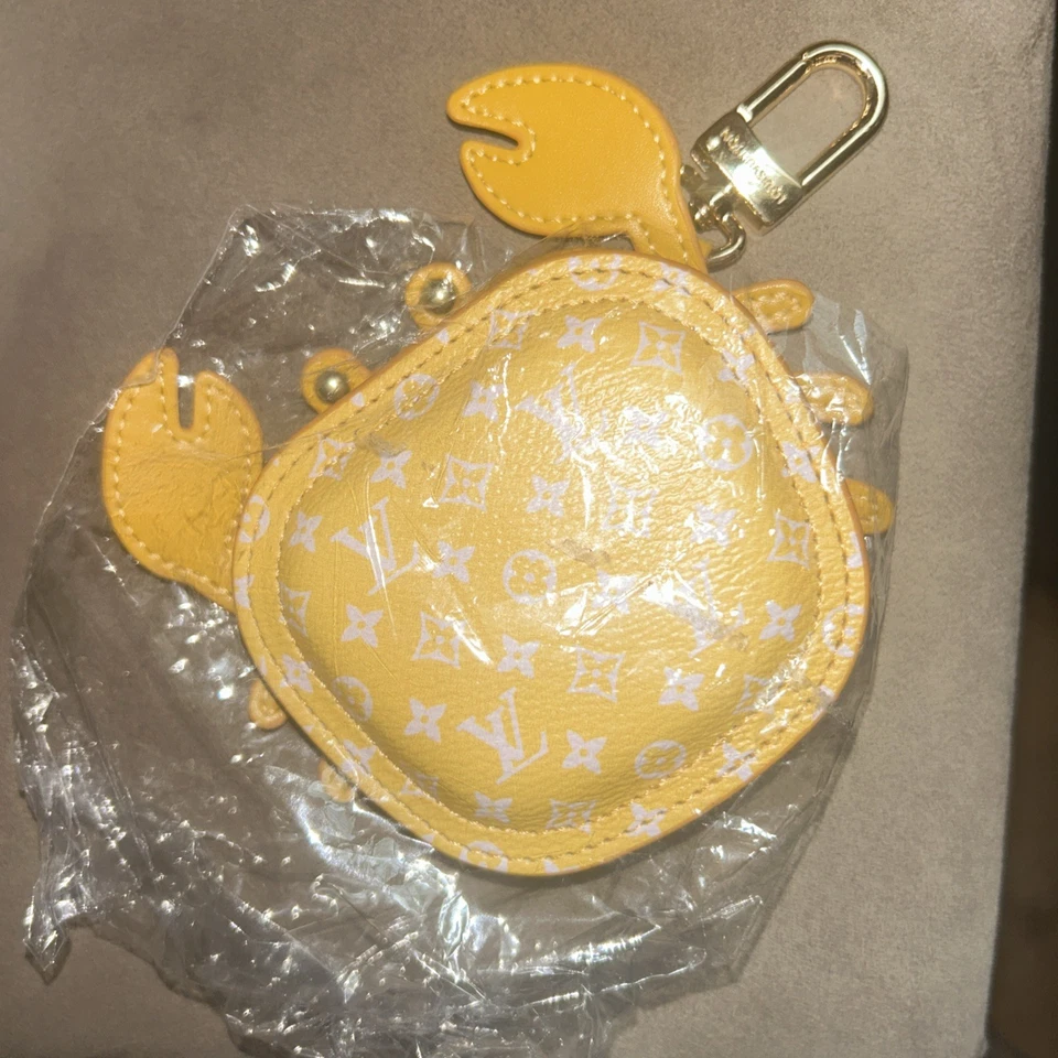 Mini bolso Louis Vuitton moneda amarilla cangrejo colección verano Foto 1 de 4
