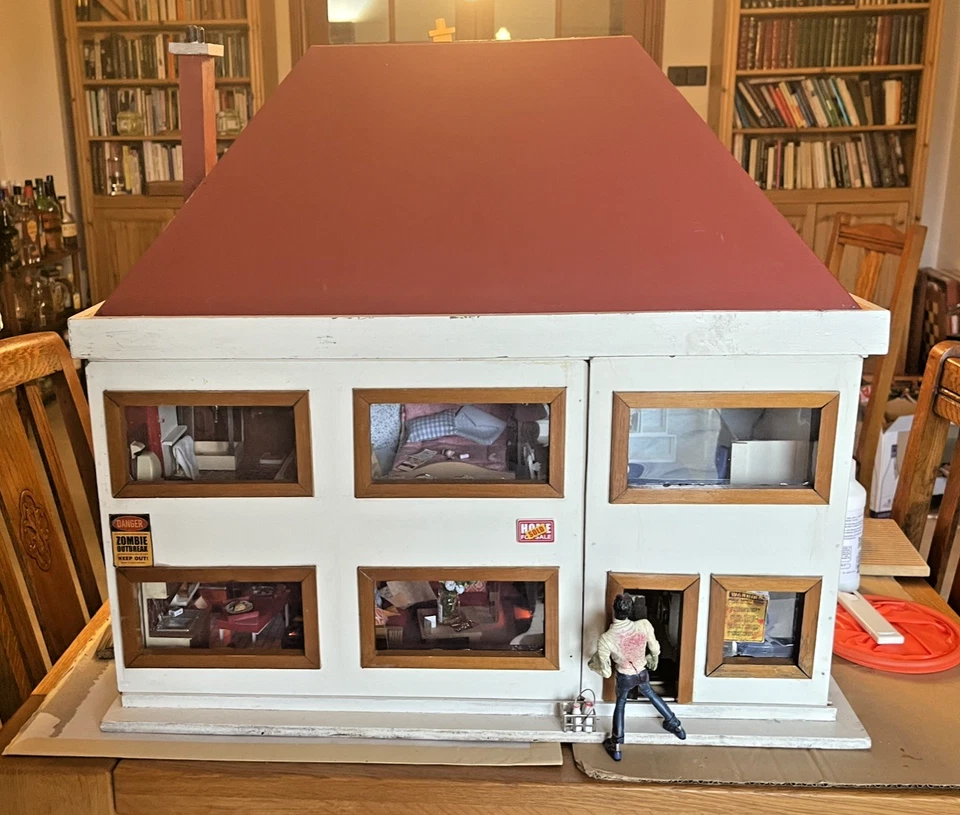 Casa de muñecas Lundby vintage años 60 70 muebles completos con invasión zombie Foto 1 de 4