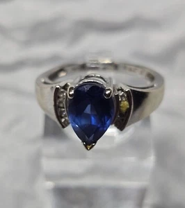 10 Karat Gold, Solitär Ring mit blauem Saphir, mit acht Diamanten Akzenten (9MH3) - Bild 1 von 5