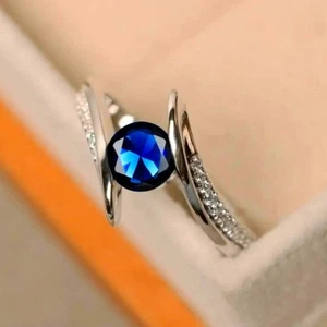 Anello unico in cristallo taglio tondo placcato zaffiro e zirconi misura 8,5 - Foto 1 di 10