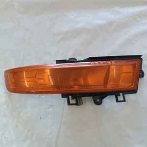 2011 TO 2014 UD 2300 2600 3300 FONT RIGHT FRONT TURN SIGNAL LIGHT - Picture 1 of 5