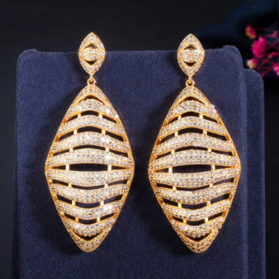 Pendientes colgantes largos de circonita cúbica chapados en oro llamativos para mujer Foto 1 de 4