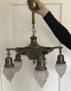Vintage Art Deco Kronleuchter mit 5 hängenden Fackeln Flammen Milchglasschirmen - Bild 1 von 23
