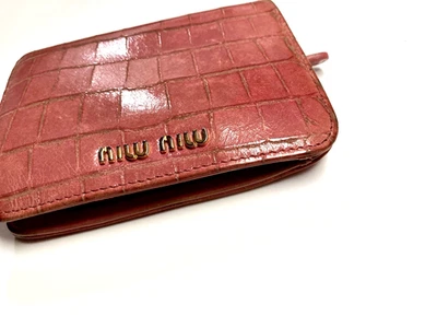 MIU MIU CARTEIRA DE COURO VINTAGE PADRÃO CROCODILO COM ZÍPER EM TORNO ROSA ITÁLIA - Imagem 1 de 4