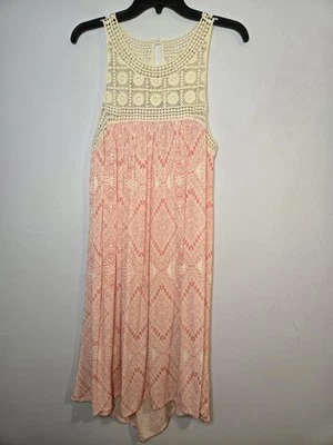 Vestido de verano para mujer Maurices mediano coral crochet acento dobladillo asimétrico alto bajo Foto 1 de 4