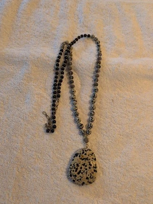 Collar colgante y cuentas vintage de piedra blanca y negra de jaspe dálmata de 30"  Foto 1 de 4