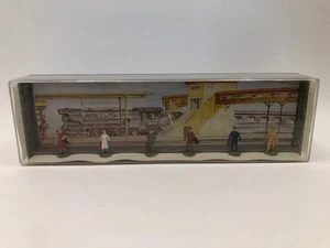 Merten 810 | Reisende | Zubehör | Spur N | 1:160 | Figuren | Bahnhof (2) - Bild 1 von 2