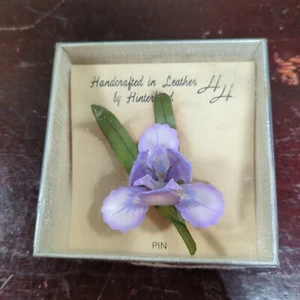 Spilla vintage SPLENDIDA Hinterland artigianale pelle viola iris fiori foglia - Foto 1 di 9