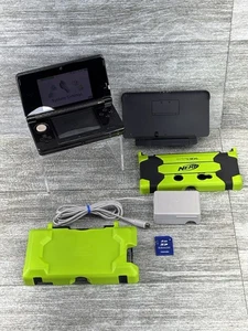 Nintendo 3DS CTR-001 EE. UU. Cosmo Negro CTR-S-USZ-C0 Nerf 2 GB SD CTR-007 Soporte Accy - Imagen 1 de 24