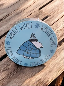 Rae Dunn Peanuts Snoopy Winter Wünsche Untersetzer 8er Set 2024 MDF Kork Rückseite Neu - Bild 1 von 4