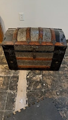 Baúl de vapor con cúpula victoriana de finales del siglo XIX de metal en relieve verde y negro Foto 1 de 4