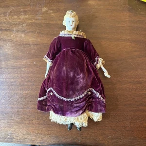 Antigua muñeca victoriana de porcelana con vestido de terciopelo púrpura hecho a mano, enagua - Imagen 1 de 12