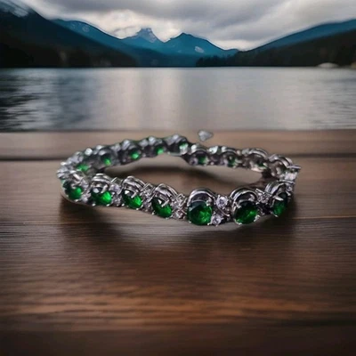 Pulsera de diseño de giro con acabado en oro blanco esmeralda verde y diamante creado Foto 1 de 4