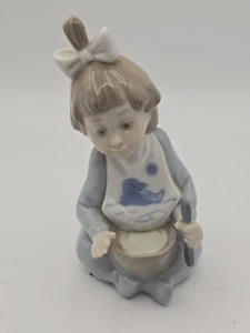 Lladro NAO "Soup Time" Bambina Con Ciotola E Cucchiaio - Foto 1 di 8