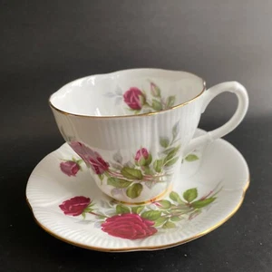 Platillo Royal Albert TeaCup Canadian ROJO Rosa Patrón Inglés Hueso China De Colección - Imagen 1 de 8