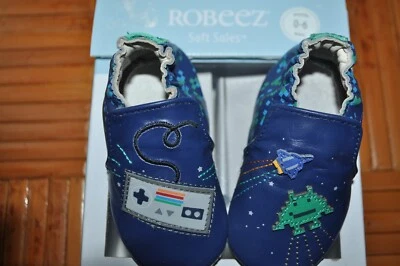 Robeez 软底 0-6 个月男宝宝蓝色声波皮革一脚蹬鞋 — 第 1/4 张图片