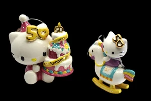Neu im Karton Hello Kitty 50. Jahrestag Kuchenfigur & Hello Kitty auf Schaukelpferd - Bild 1 von 6