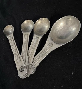 Vintage Aluminum Standard 4 Nesting Measuring Spoons on a Ring 1/4 tsp To 1 Tbsp - Picture 1 of 1