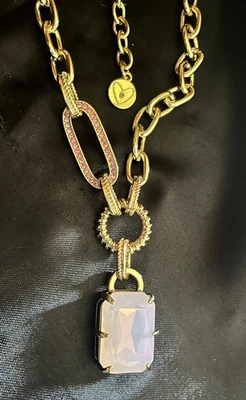 👠👠Collar RJ Graziano tono dorado con detalles de piedra rosa rubor y cristal rosa Foto 1 de 3