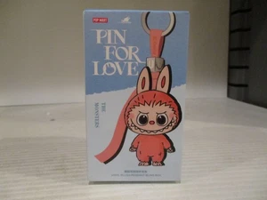 POP MART Labubu The Monsters Spilla For Love Series Mini Vinile Peluche Bambola Ciondolo R - Foto 1 di 3