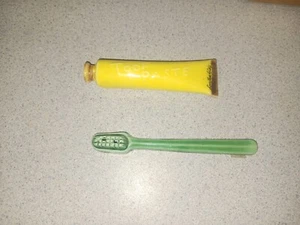 toothbrush and toothpaste ceramic salt and pepper shaker set vtg Japan Kitschy - Picture 1 of 5