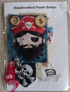 Handgefertigte bestickte Anstecknadel auf Patch Stoffabzeichen von June & Franks. Neu mit Etikett  - Bild 1 von 2