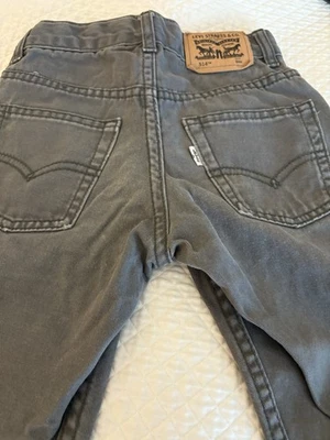 Lote de 2 - Pantalones Atléticos Levi’s 514 Niños Gris Denim y Under Armour Gris, Talla 6 Foto 1 de 4
