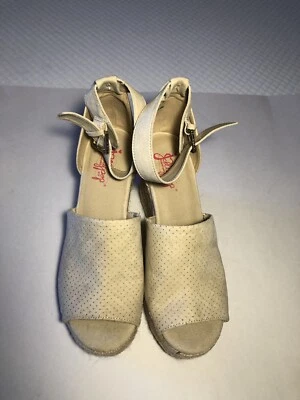 Sandalia de tacón de cuña Jellypop encantadora para mujer, crema gamuza, talla EE. UU. 8,5 M Foto 1 de 4