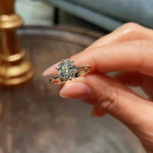 Alianza de oro blanco de 18 quilates con diamantes de corte redondo de 2,00 quilates creada en laboratorio con certificación IGI - Imagen 1 de 13