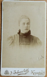 Russland. Fotokabinett. Frauenporträt. Foto von I. Jakowlew. Kronstadt... - Bild 1 von 3