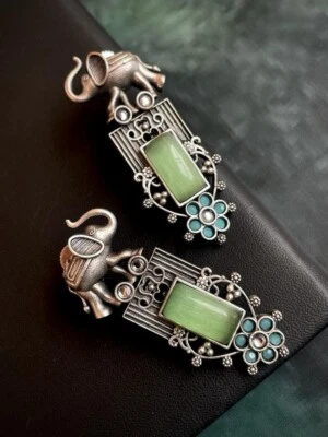 Pendiente vintage con motivo de elefante oxidado Foto 1 de 3