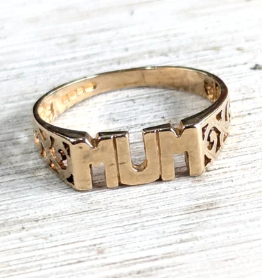 9ct Yellow Gold MUM Ring Scroll Design Full UK Hallmarked Ring Size O 1/2 - Image 1 of 4