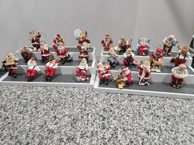 Lote de 24 adornos de reliquia de Ashton Drake Santa’s temporada ocupada Foto 1 de 4