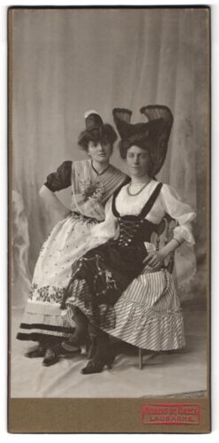 Fotografie Robert de Greck, Lausanne, Portrait zwei Frauen in schweizer Tracht 