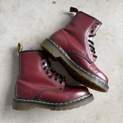 Botas femininas Dr Martens 1460 couro liso vermelho cereja com cadarço 5 - Imagem 1 de 4
