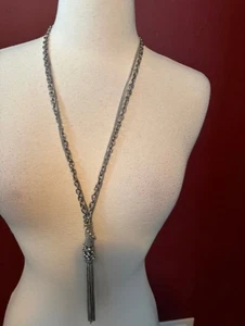 Collar para mujer con borla de varios hilos tono plata con pedrería 28" - Imagen 1 de 4