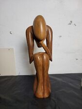 abstrakte Holz Kunst-Figur, sitzender Mensch