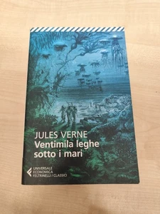 LIBRO VENTIMILA LEGHE SOTTO I MARI JULES VERNE FELTRINELLI 2018 - Foto 1 di 1