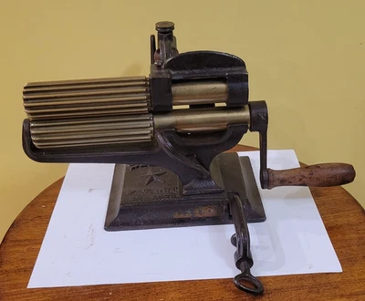 Antique 1870's STAR AMERICAN MACHINE Co. ROLLER FLUTTER FLUTING Iron - Image 1 of 4