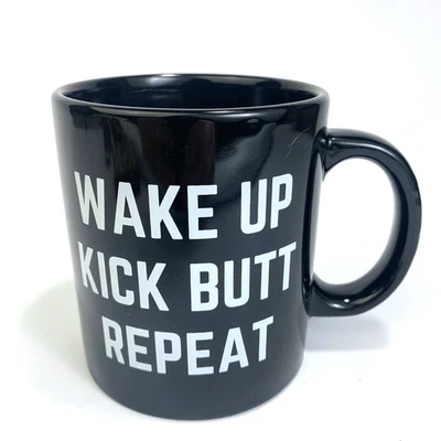 Taza de café negra Wake Up Kick Butt Repeat - maceta o exhibición de cotización motivacional Foto 1 de 4